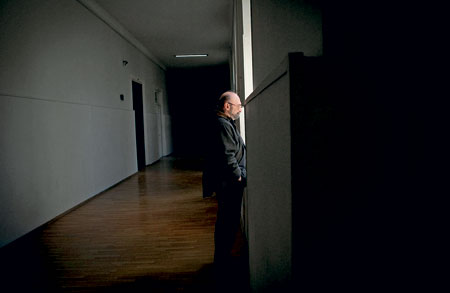 Ясон Бадридзе смотрит в окно