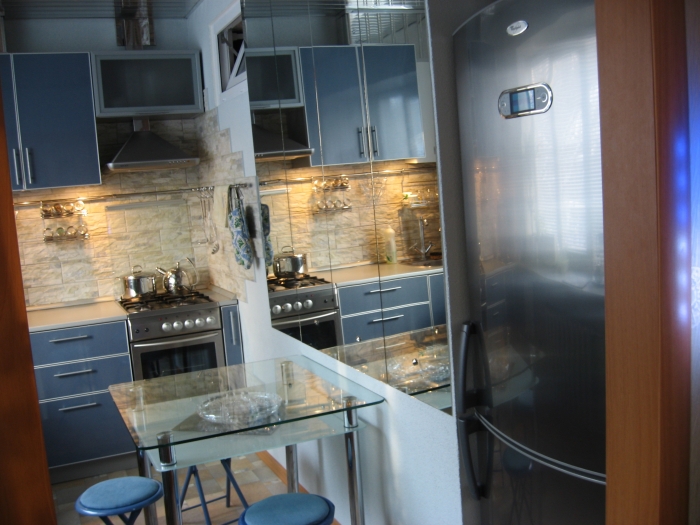 Стол, зеркало и холодильник